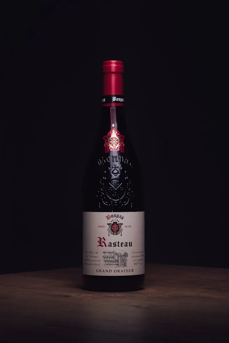 Bouteille de vin rouge Rasteau pour accompagner une raclette